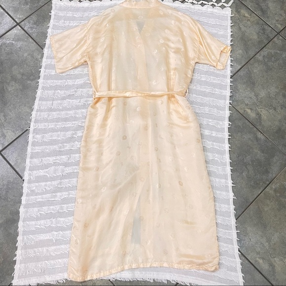 Longevity Hangzhou China. Women Light gold robe. 100% Silk. Size : M - Picture 12 of 12